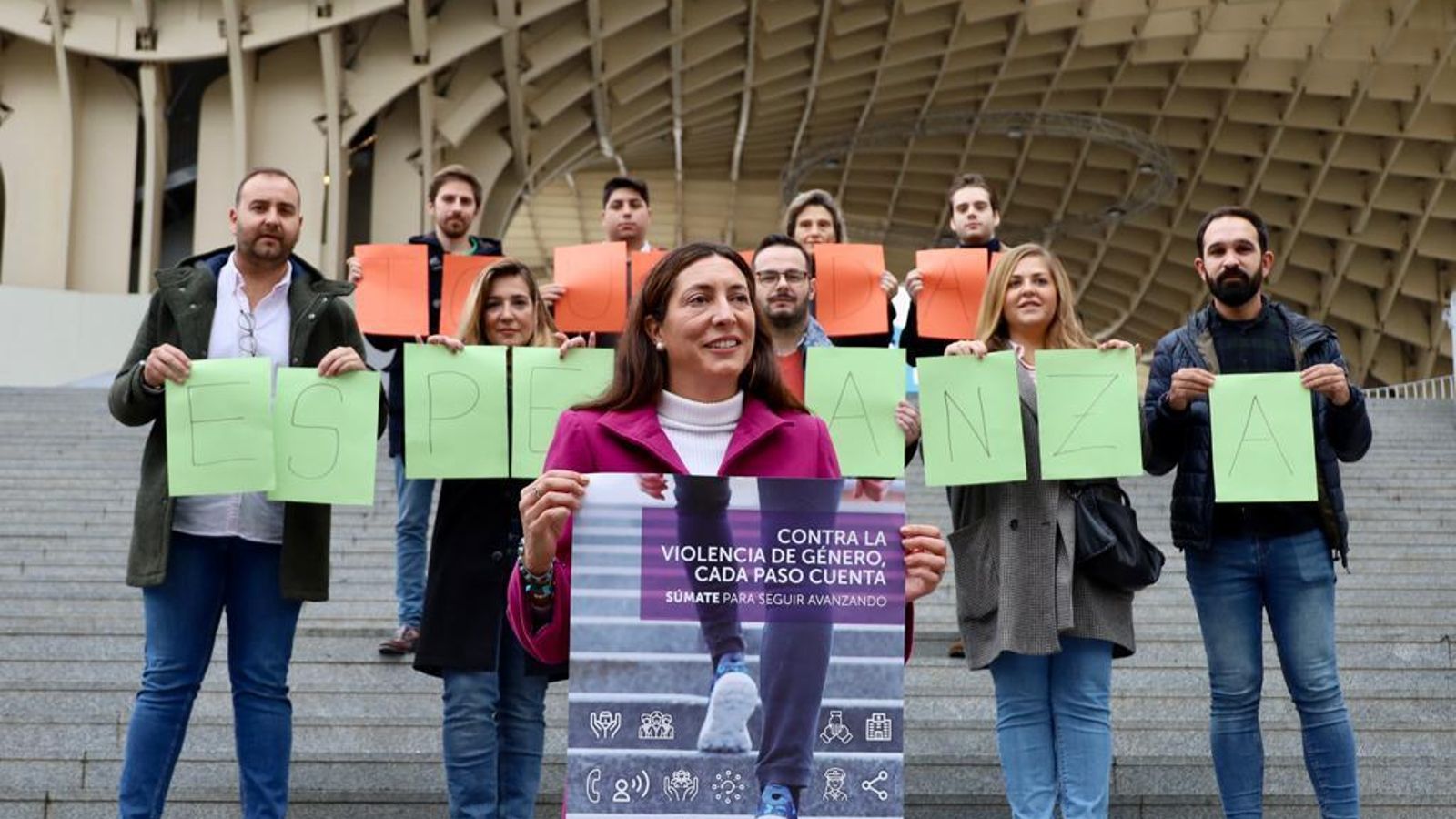 Loles López en la escalinata de Las Setas donde  ha presentado la campaña institucional de cara al 25-N.