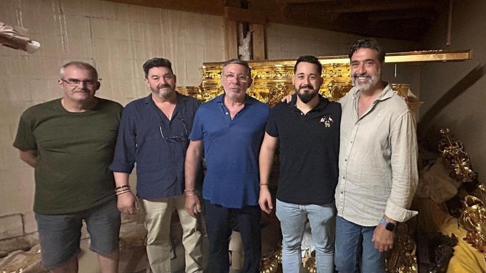 Cofrades del Nazareno, en el taller de Hermanos Caballero en Sevilla.