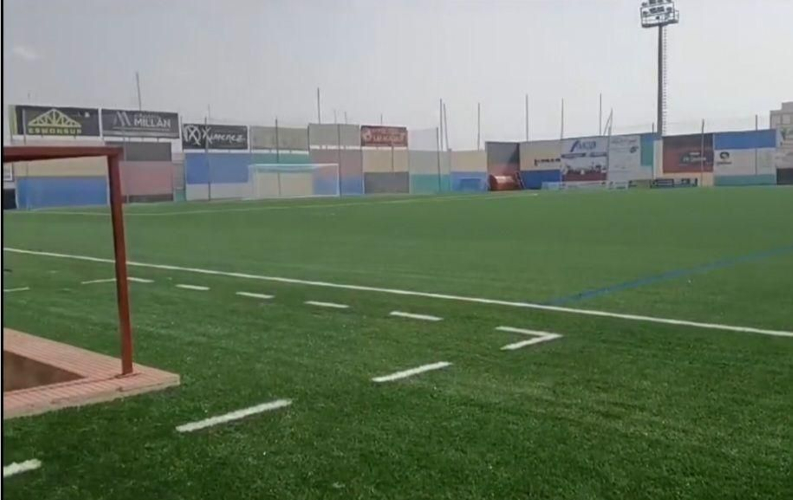 El Estadio Manuel Polinario 'Poli' de Puente Genil ya luce su nuevo césped artificial.