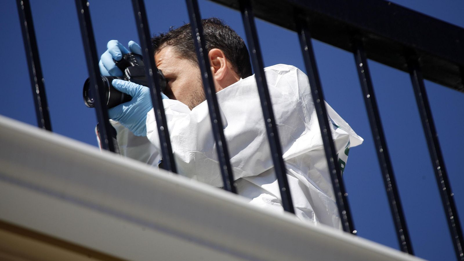 Un agente de Criminalística fotografía la azotea a la que subió el agresor tras herir a la víctima.