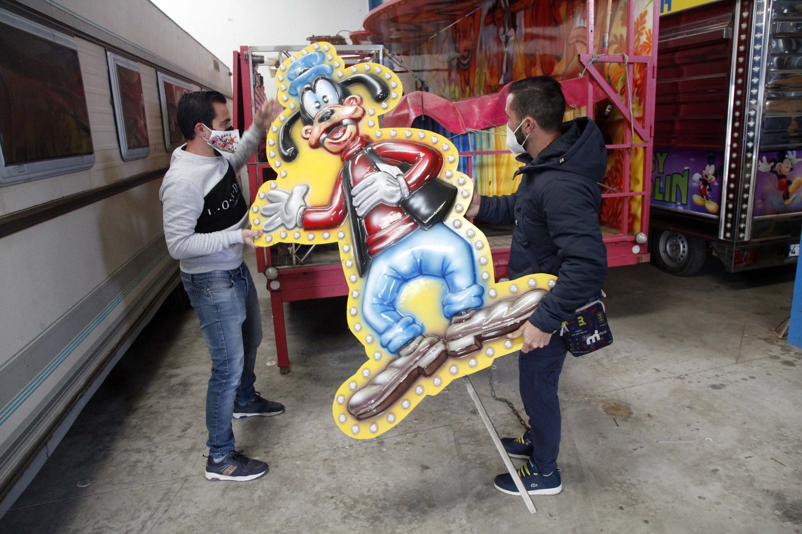 Sergio Manzano (i) ordena elementos de sus atracciones en la nave de Gibraleón donde las guarda