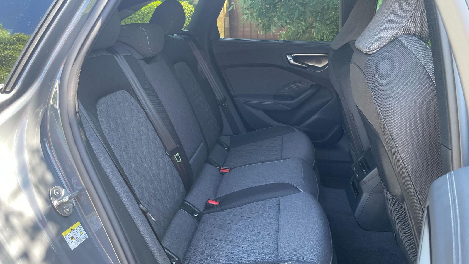 El espacio es adecuado en todas las cotas, con el único pero de un túnel de transmisión muy voluminoso que interfiere los movimientos entre asientos o puede molestar a un hipotético tercer ocupante.