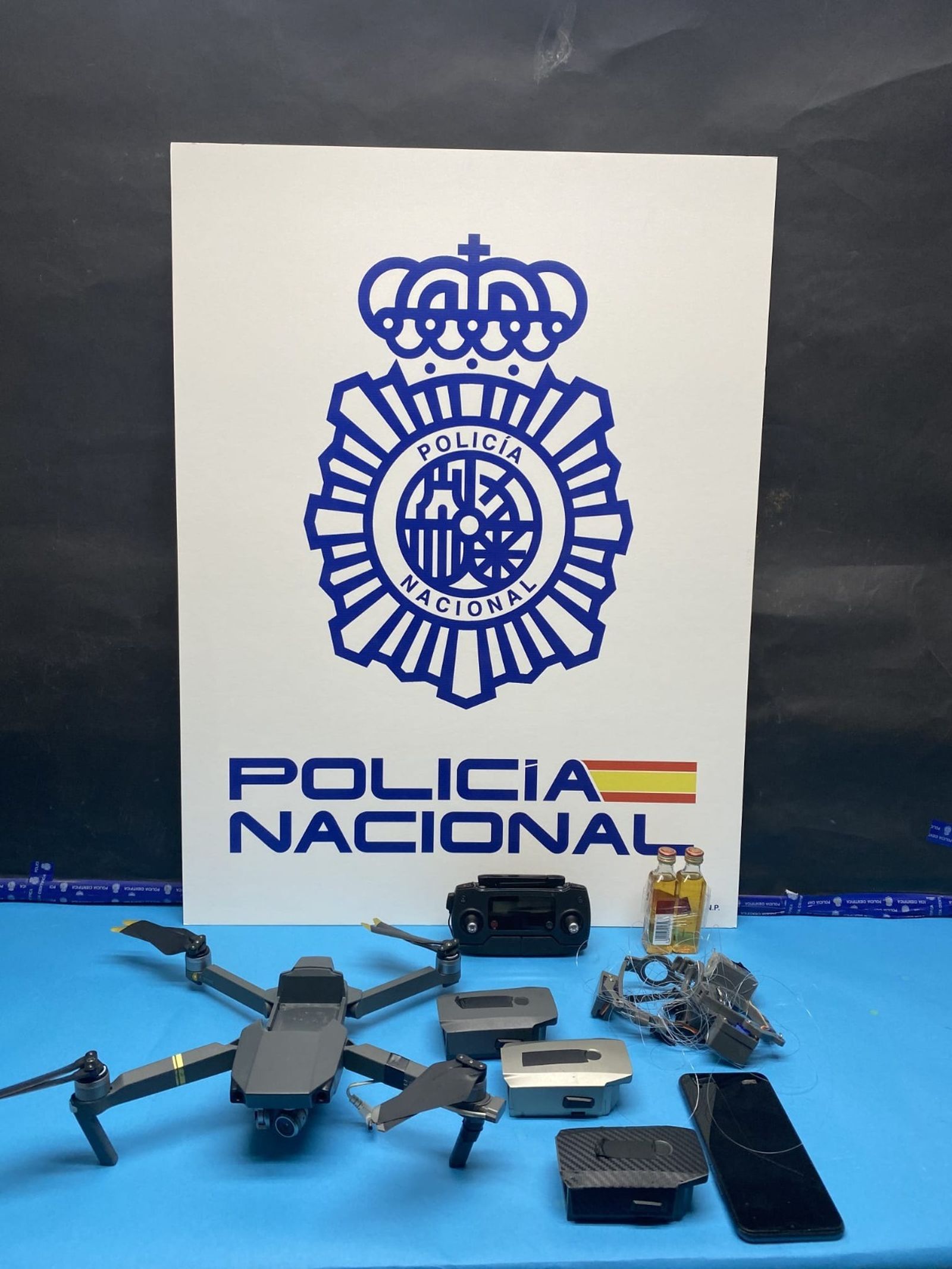 El dron, con las botellas y el móvil.