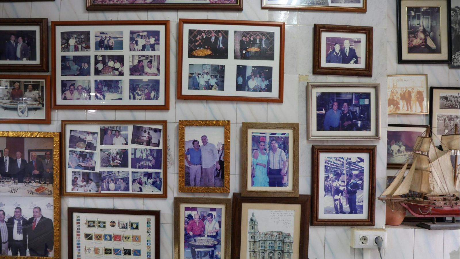 Cuadros colgados en la pescadería de 'El Bere'.