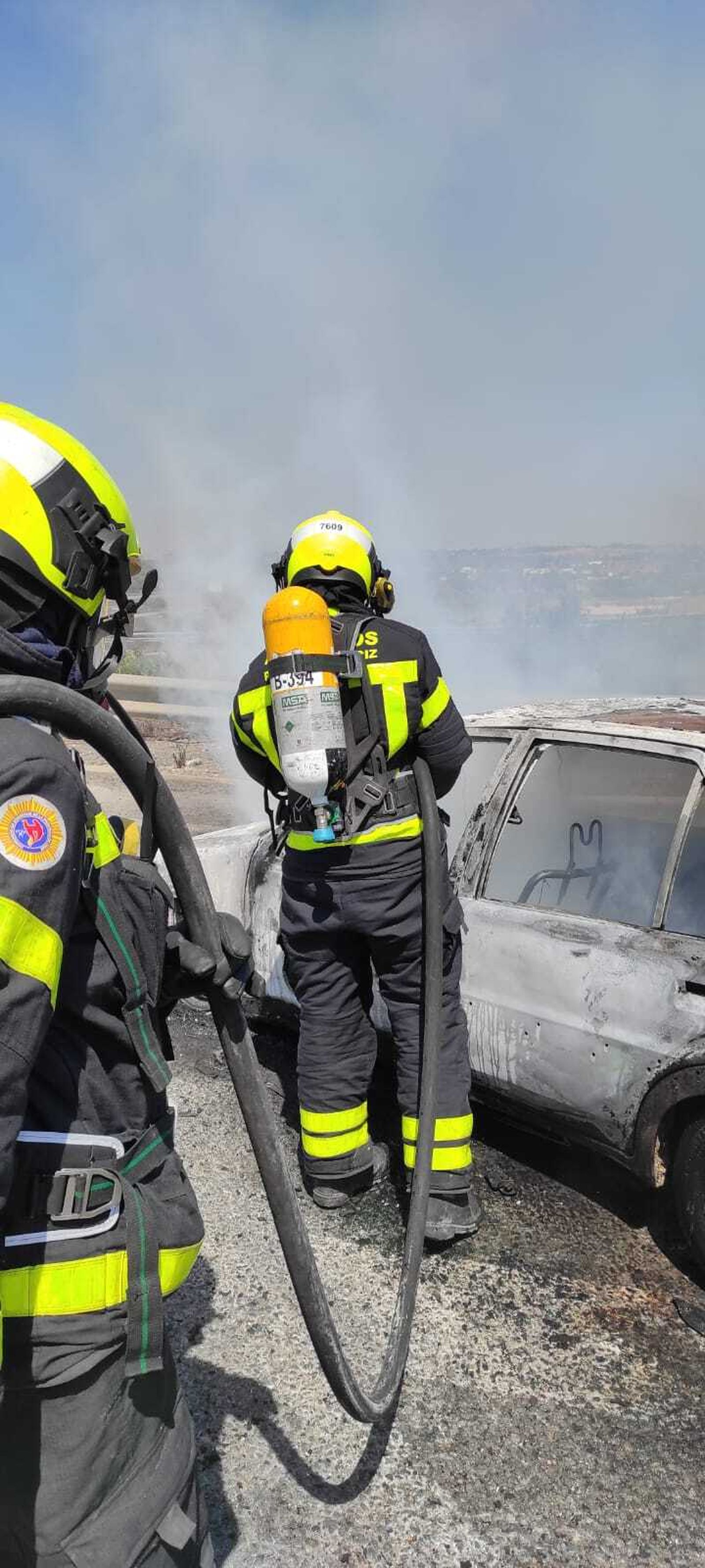 Intervención en la Jerez-Los Barrios tras salir ardiendo un vehículo.