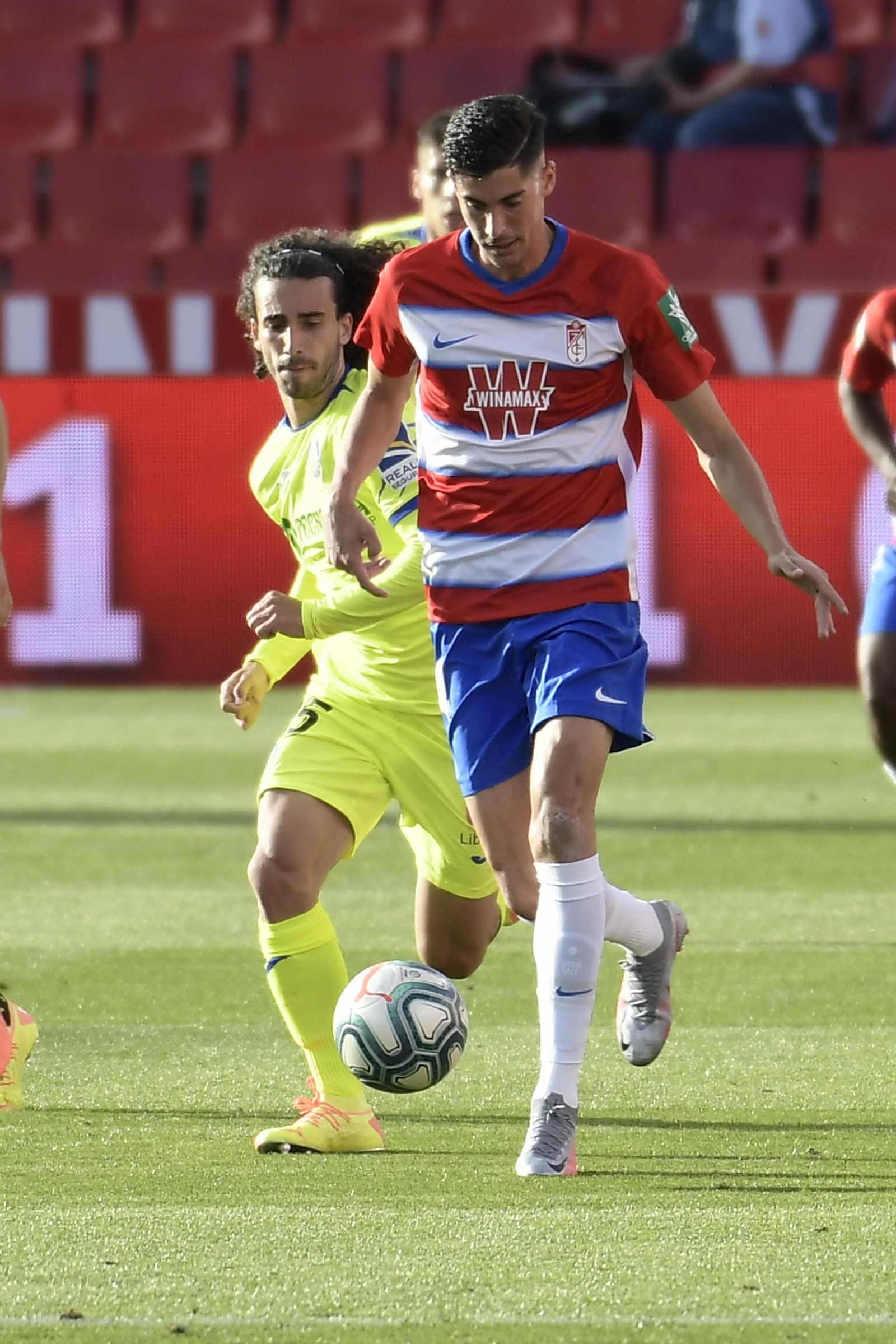 El delantero sevillano conduce el balón durante el choque ante el Getafe