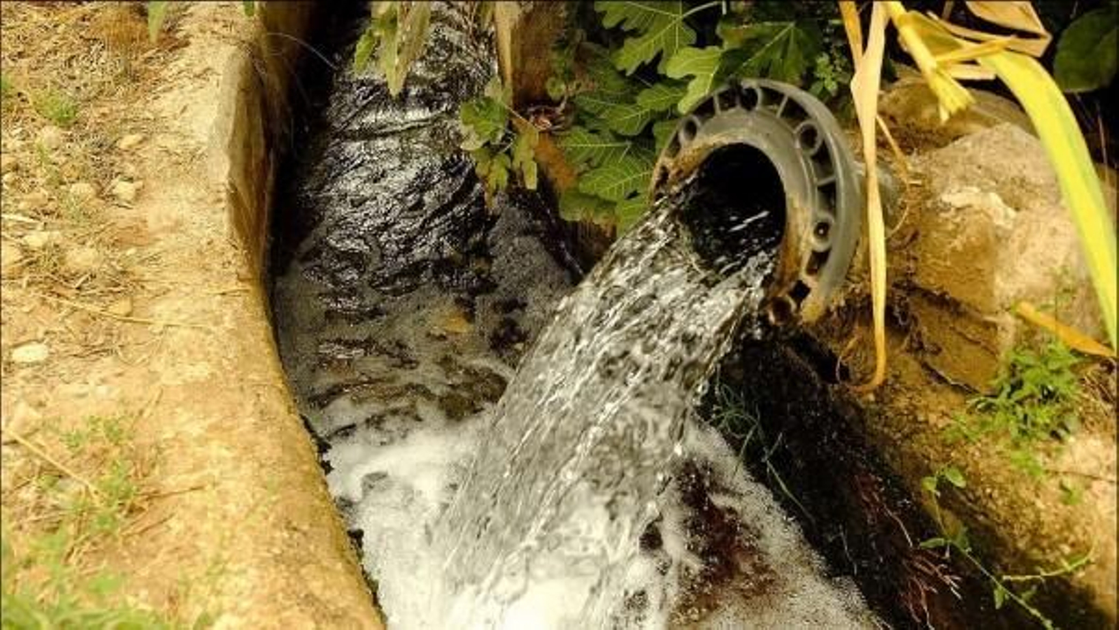 Bombeo de agua subterránea desde un pozo de la Sierra de Baza