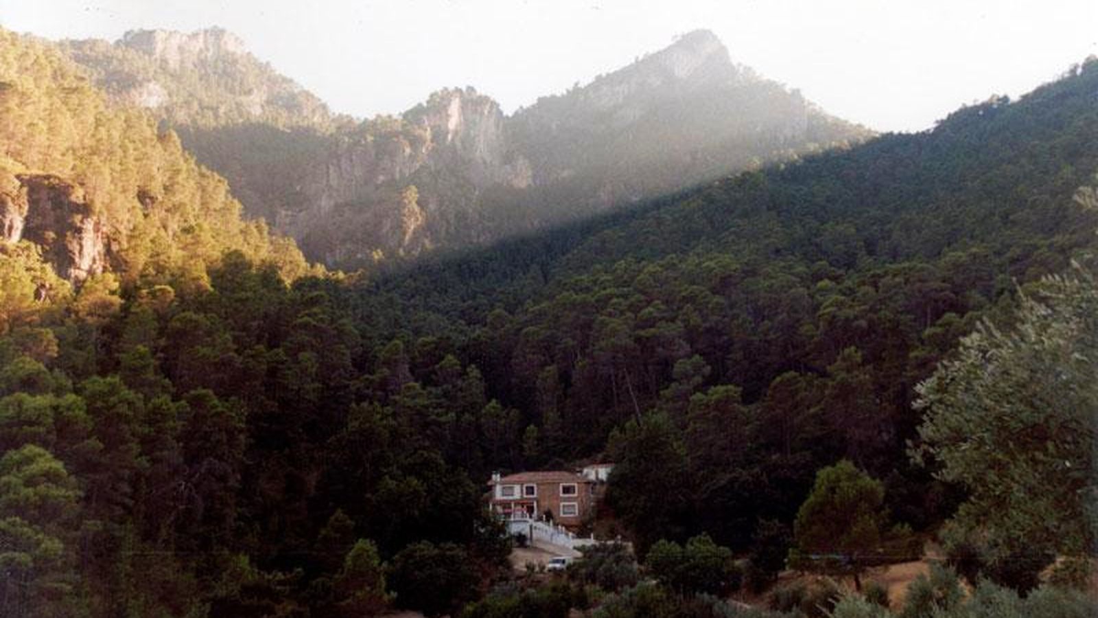 Paisaje de montaña en la sierra de Jaén, un entorno perfecto para una escapada rural de invierno entre naturaleza, tranquilidad y alojamientos con encanto.