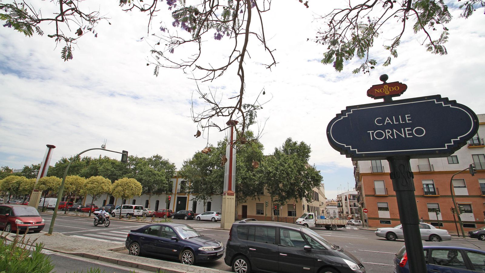 El carril bus en plataforma reservada de la calle Torneo.