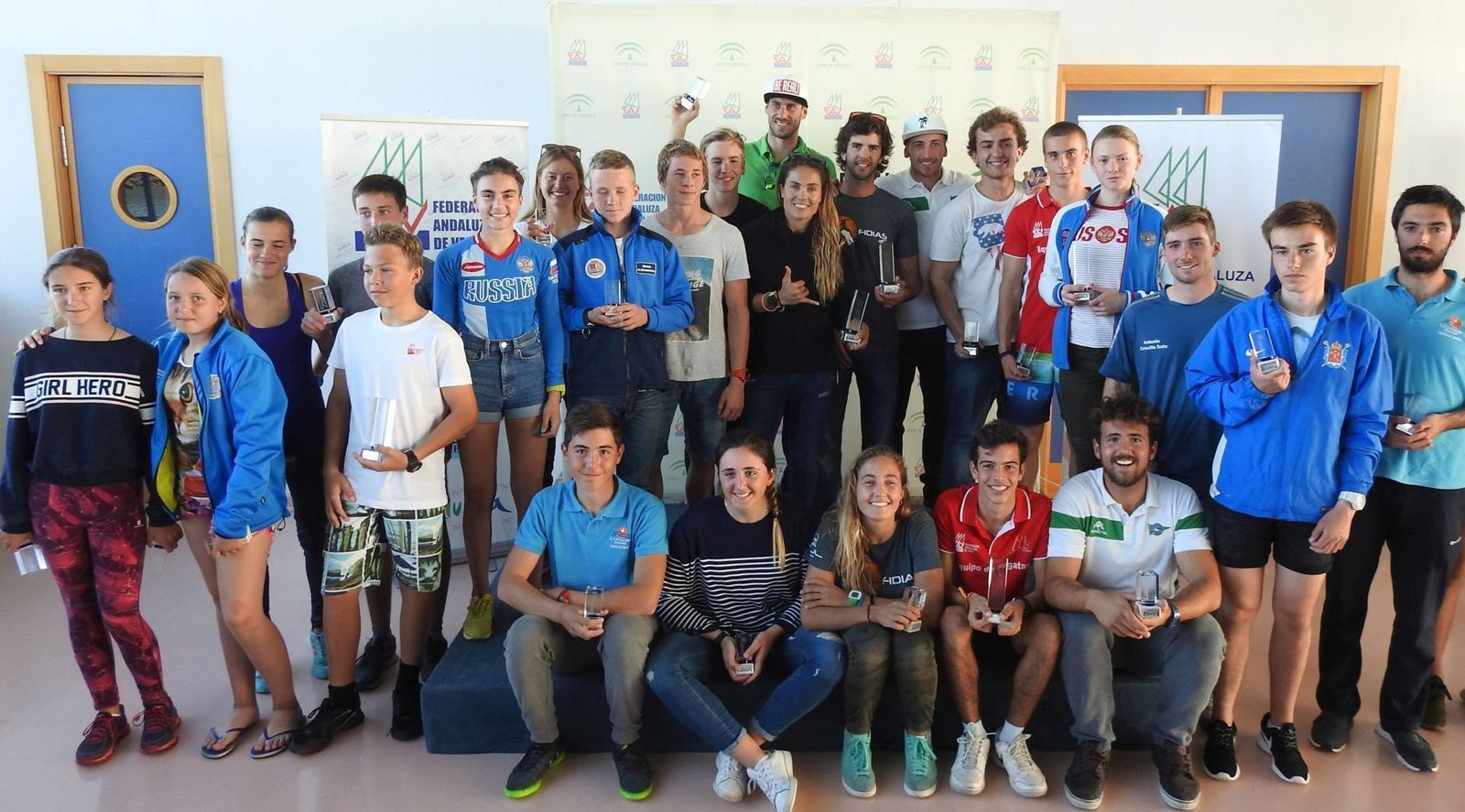 Foto de familia de los ganadores tras la entrega de trofeos celebrada ayer en el Centro Especializado de Tecnificación Deportiva de Vela de la Bahía de Cádiz.