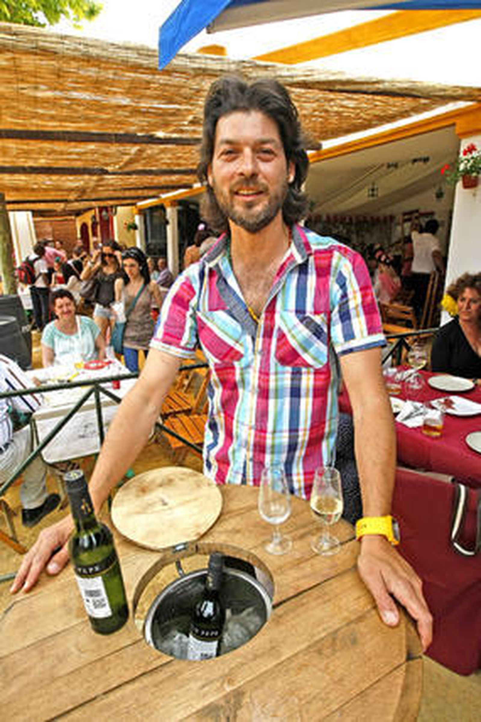 El artista. Manué de Mané posa junto a una de sus mesas frías, ayer en la Feria.  Foto: Pascual
