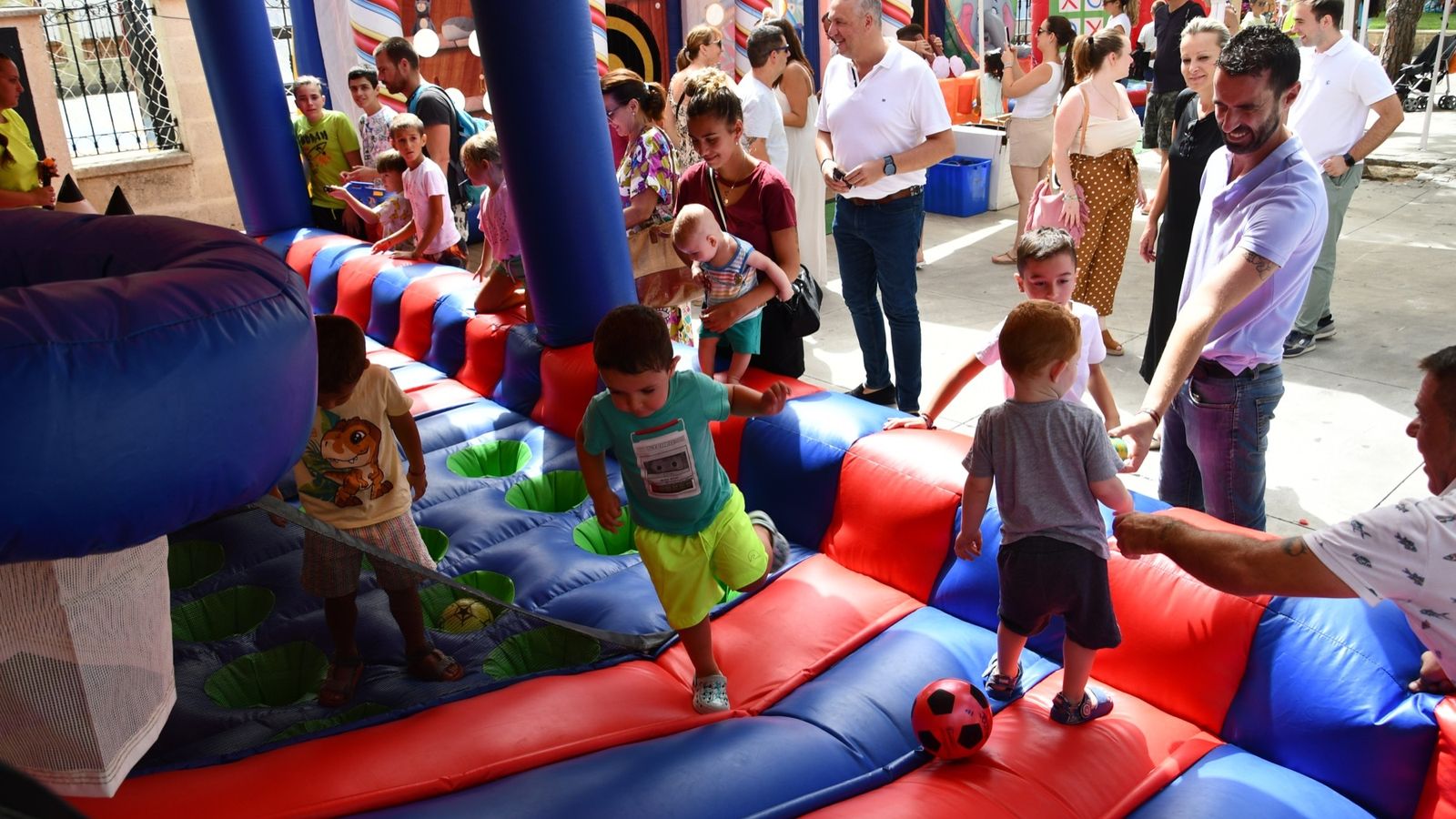 El alcalde, Juan Carlos Ruiz Boix, junto a una de las atracciones.