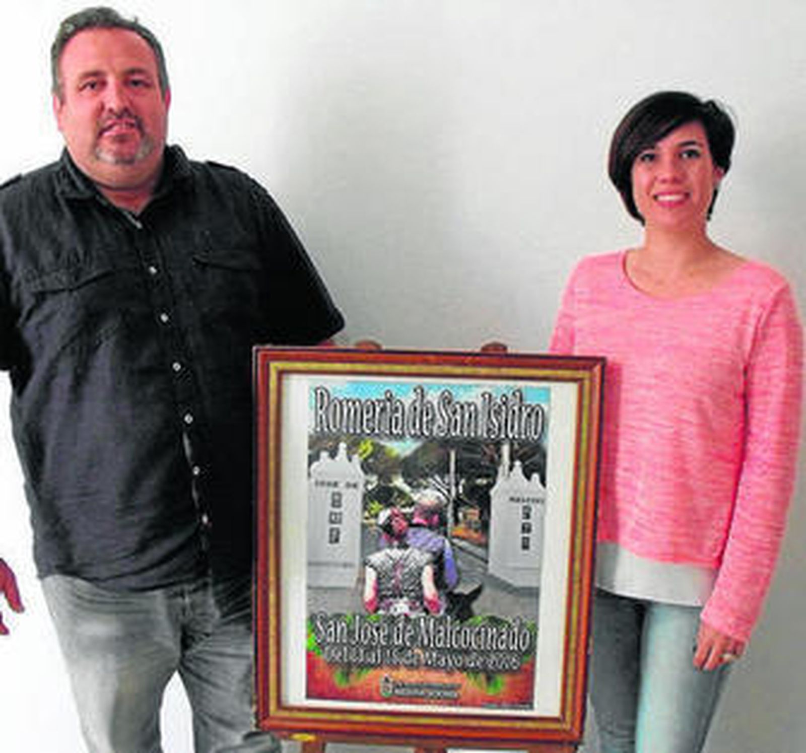 La concejala Lorena Pérez y el delegado pedáneo, Manuel Ruiz con el cartel.