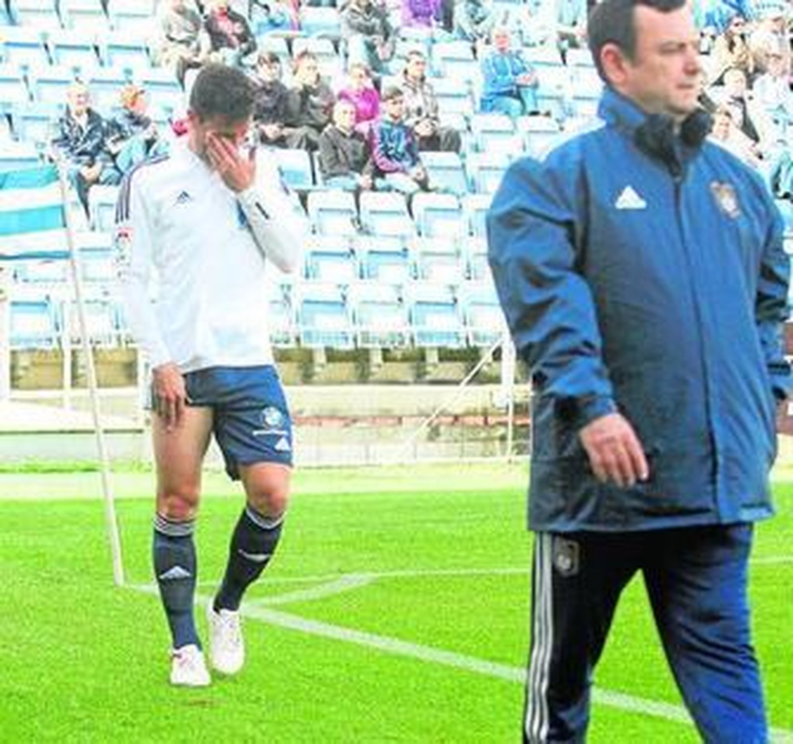 Arana se marcha del campo entre lágrimas el pasado domingo tras lesionarse.