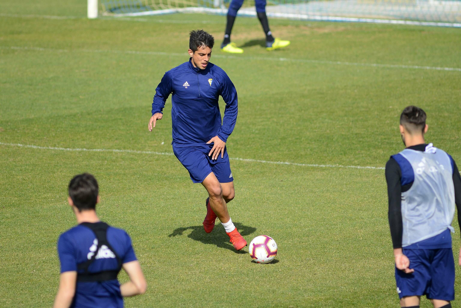 Marcos Mauro, con el balón en un entrenamiento.