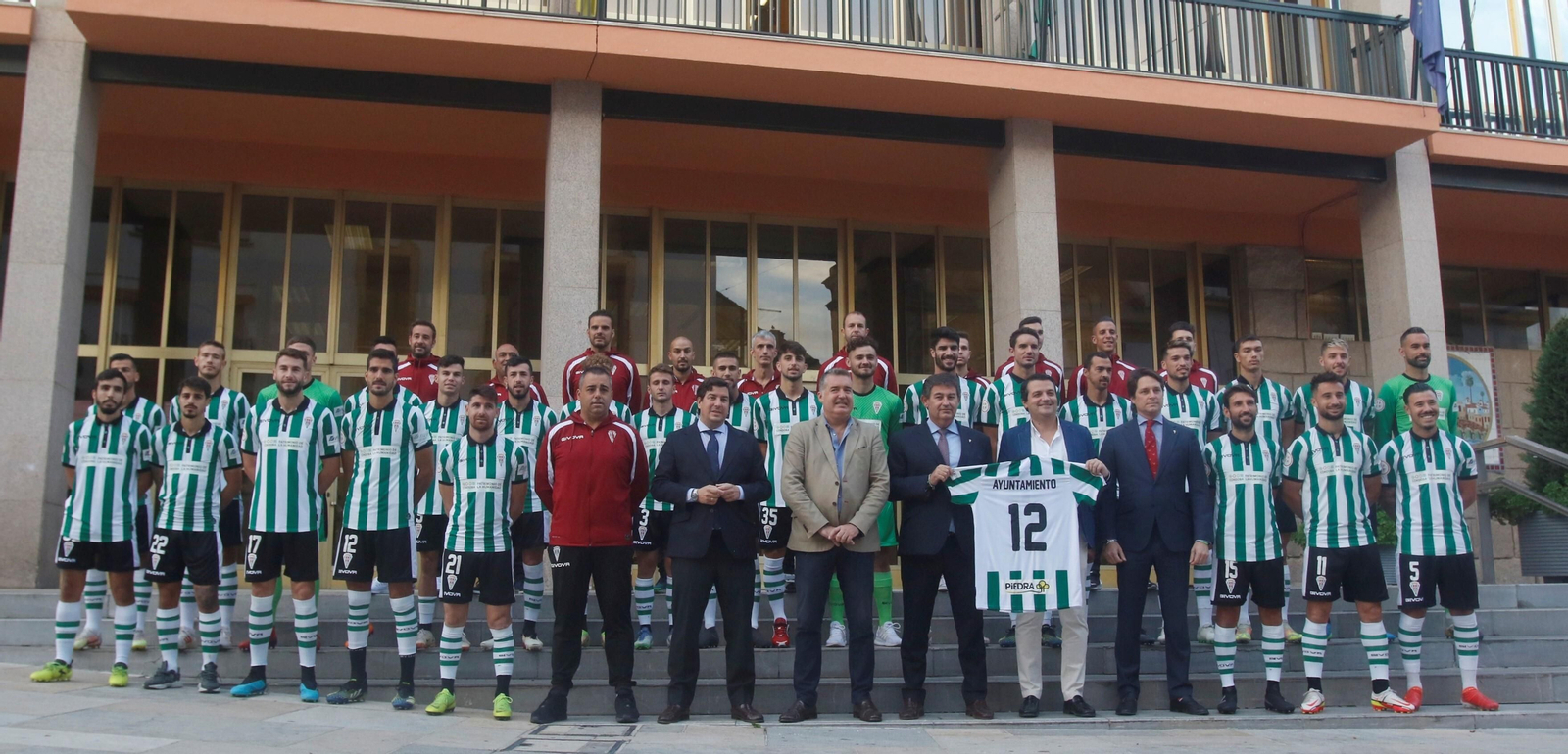 Los jugadores y directivos del Córdoba CF posan a la entrada del Ayuntamiento junto al alcalde.
