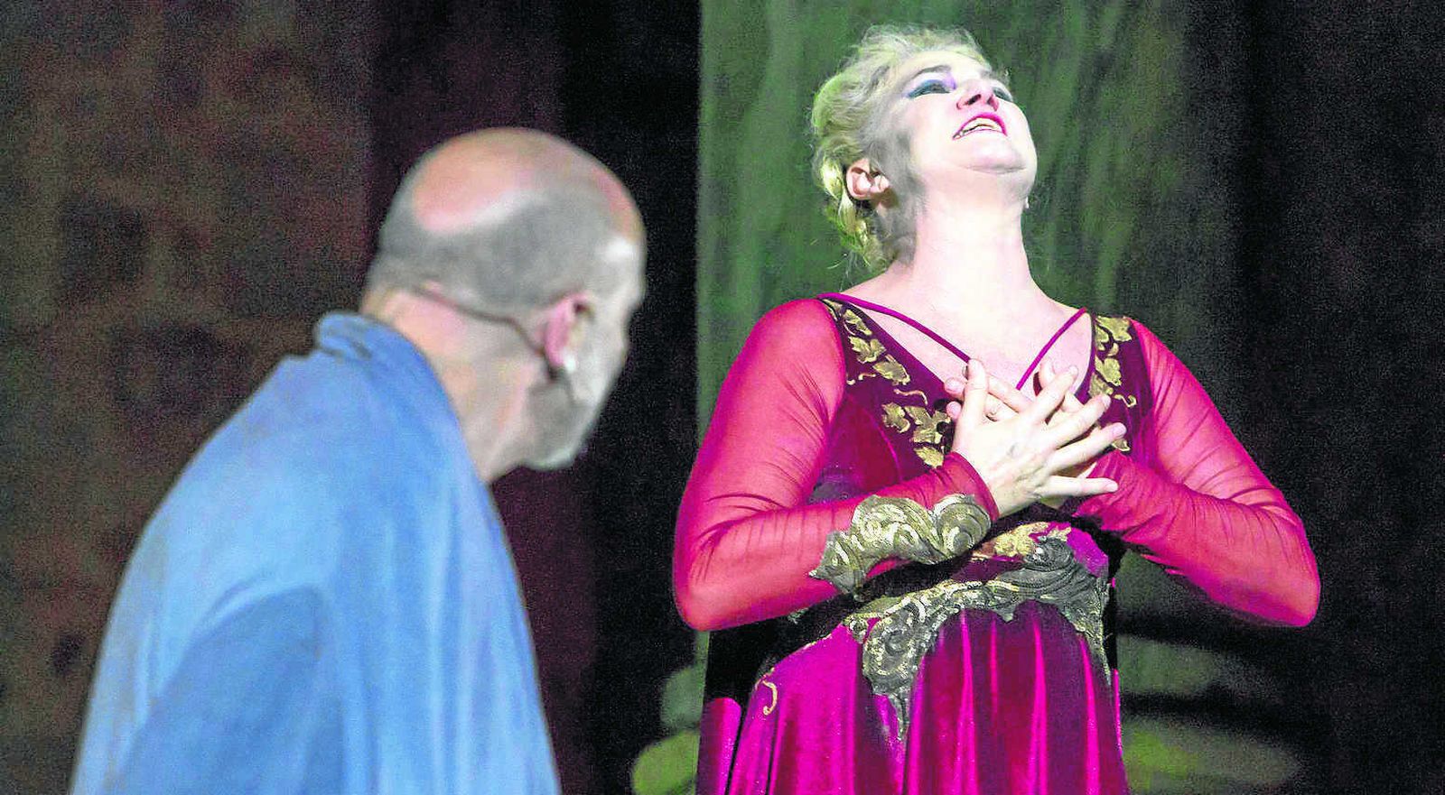 1. Ana Wagener debuta en el Festival de Mérida como la resentida Clitemnestra, que mata a su marido, Agamenón, para vengar el sacrificio de su hija. 2. Una escena coral de 'La Orestíada'. 3. Ricardo Gómez interpreta a Orestes en esta versión de la obra de Esquilo. 4. Amaia Salamanca, caracterizada como Electra, hija de Agamenón y Clitemnestra, una joven que asegura tener "el corazón de una loba carnicera".