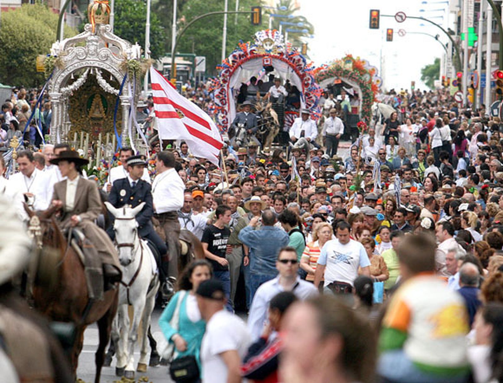 Ciento dos hermandades transitan por los caminos que llevan al Rocío