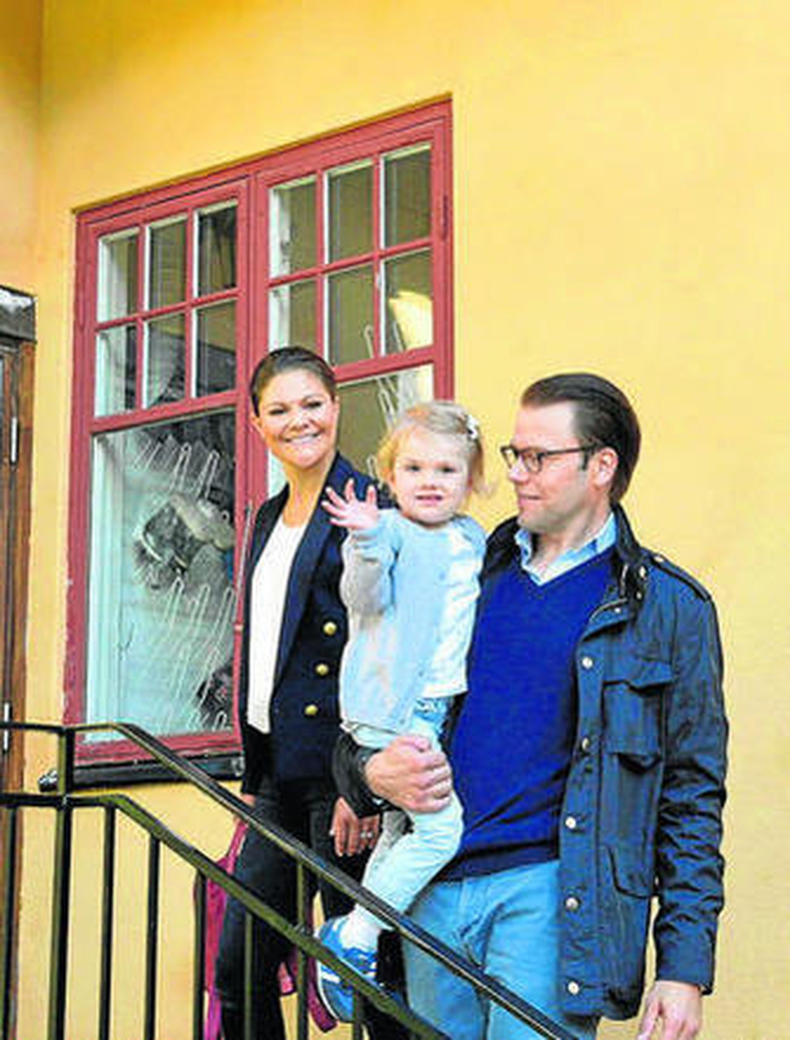 La princesa llega a la guardería acompañada de sus padres.