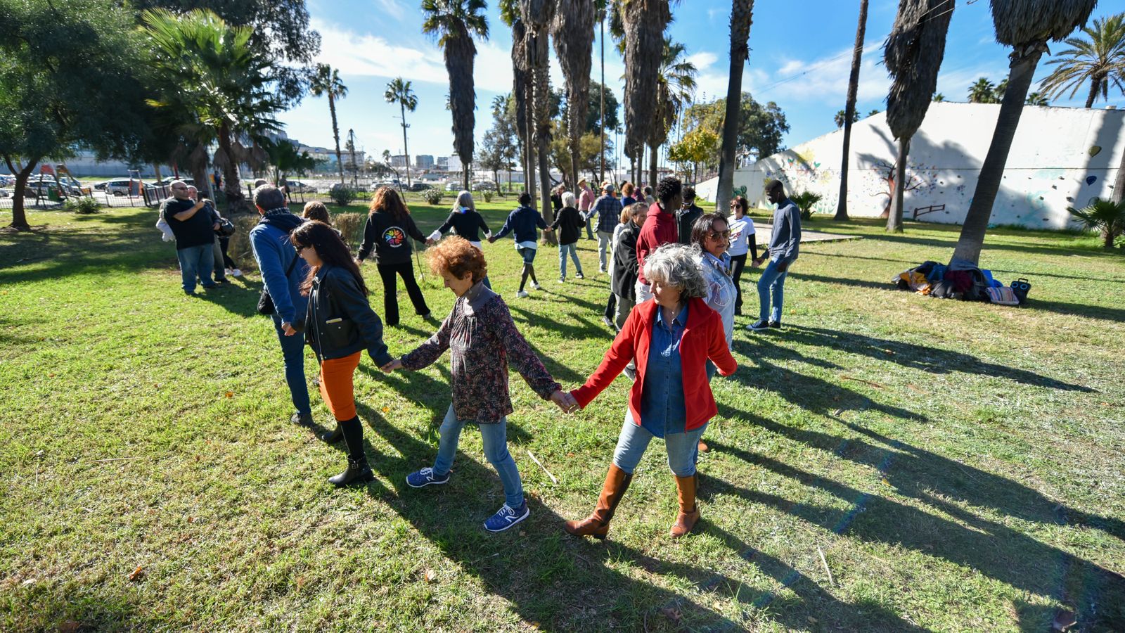 Danza circular en la parque Princesa Sofia, en imágenes