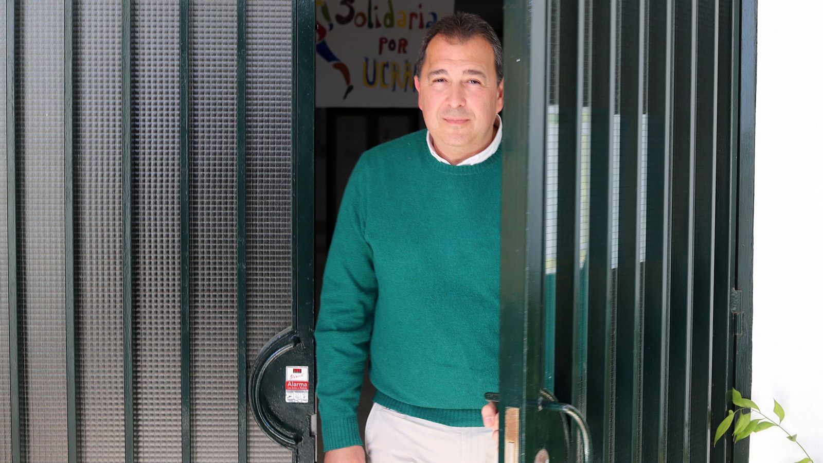 Iglesias Albarrán en la puerta del IES San Antonio de Bollullos.