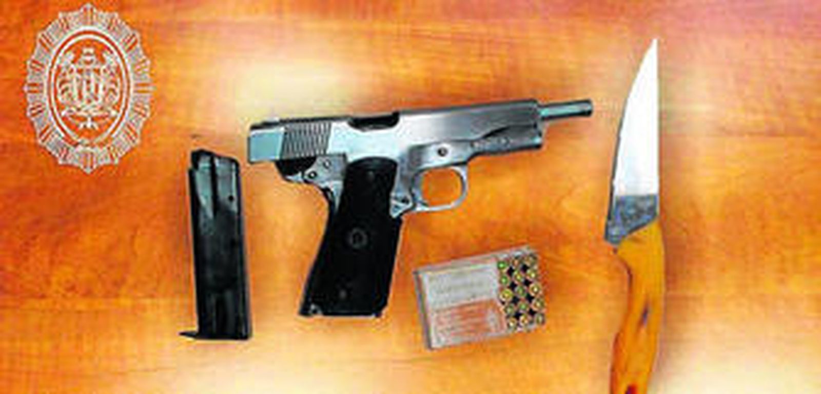 La pistola, el cargador, la munición y el cuchillo intervenidos.