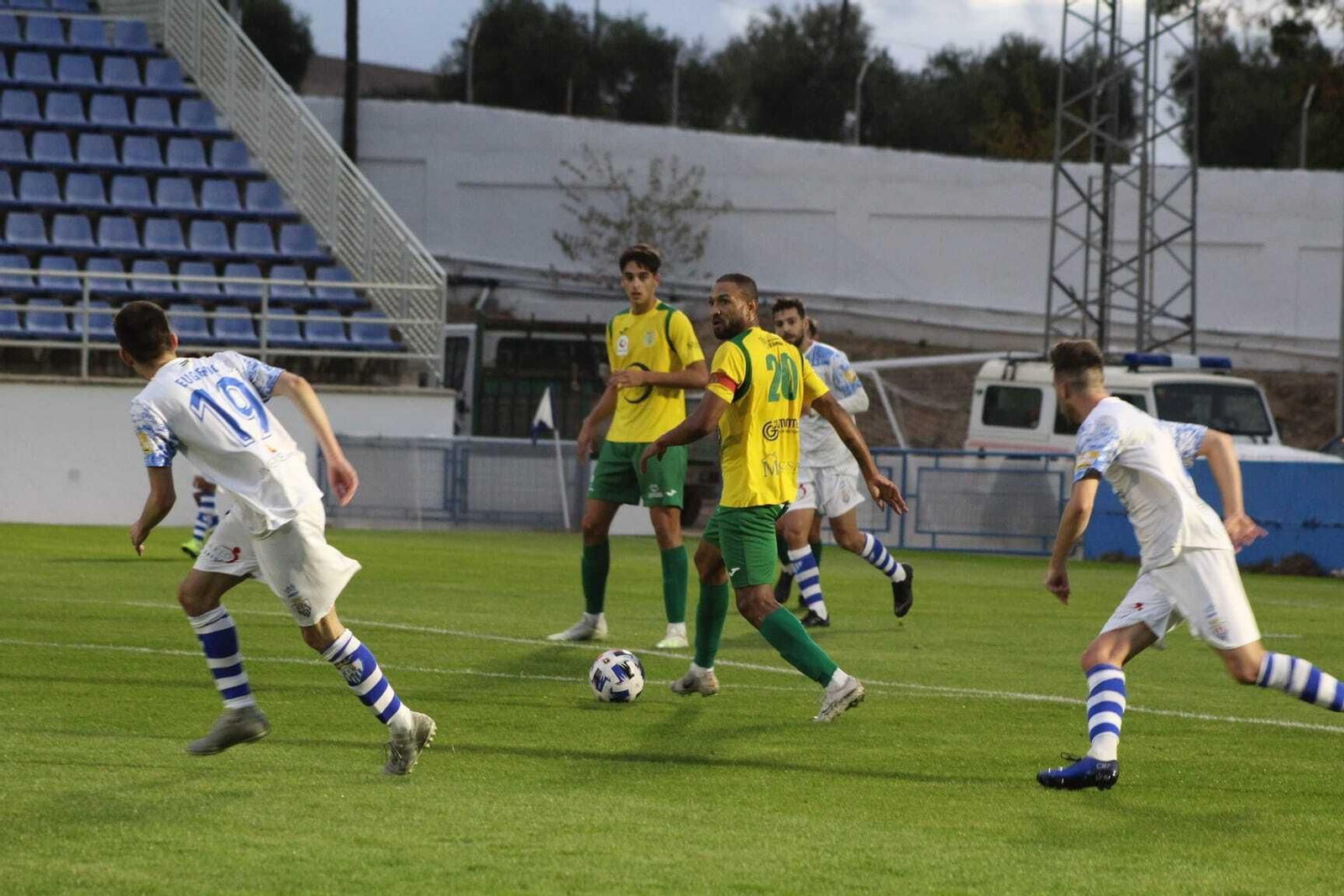 Ekedo conduce el balón ante varios rivales