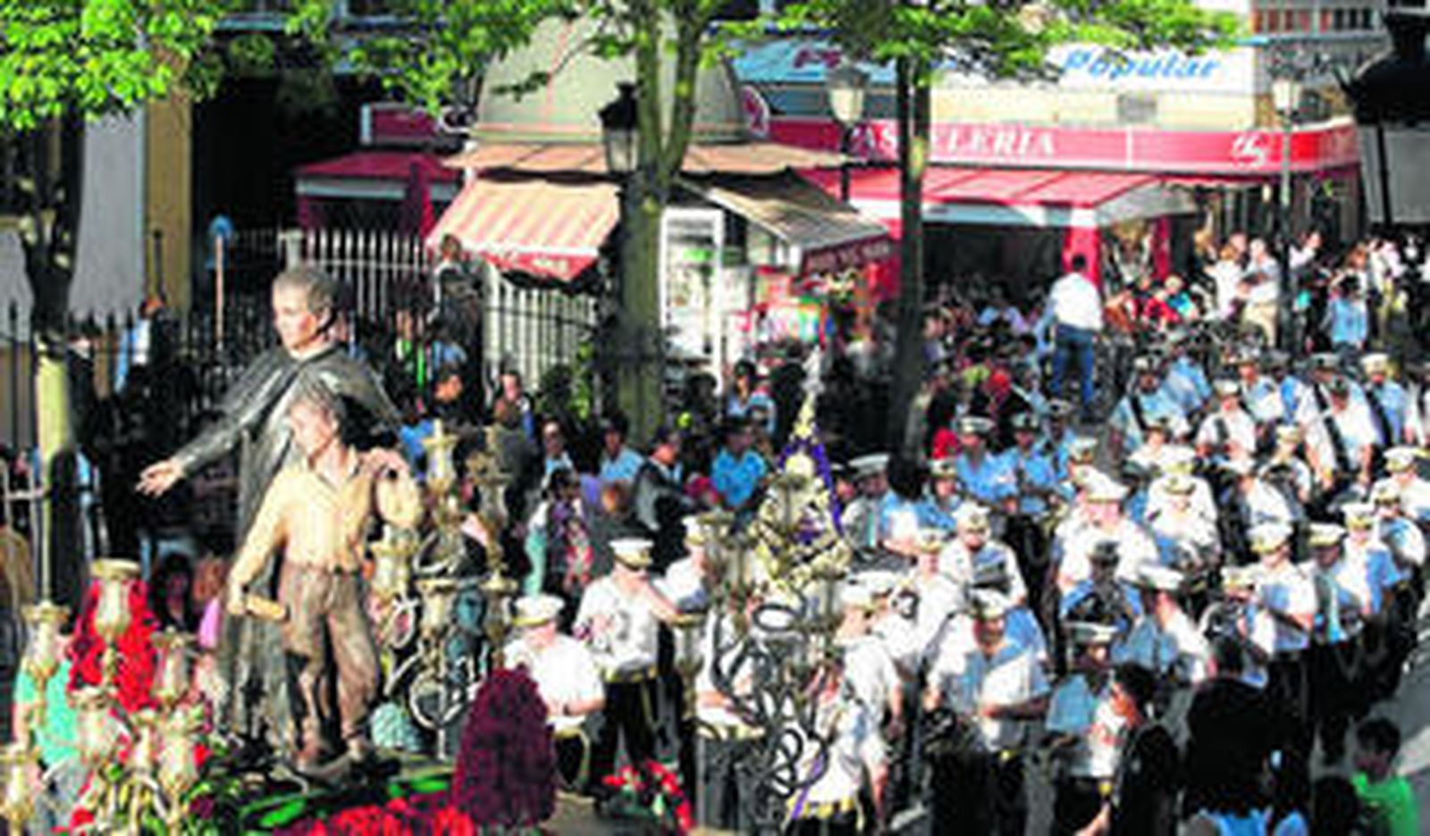 Instantánea de la imagen de San Juan Bosco, en procesión, ante el santuario de la Inmaculada.