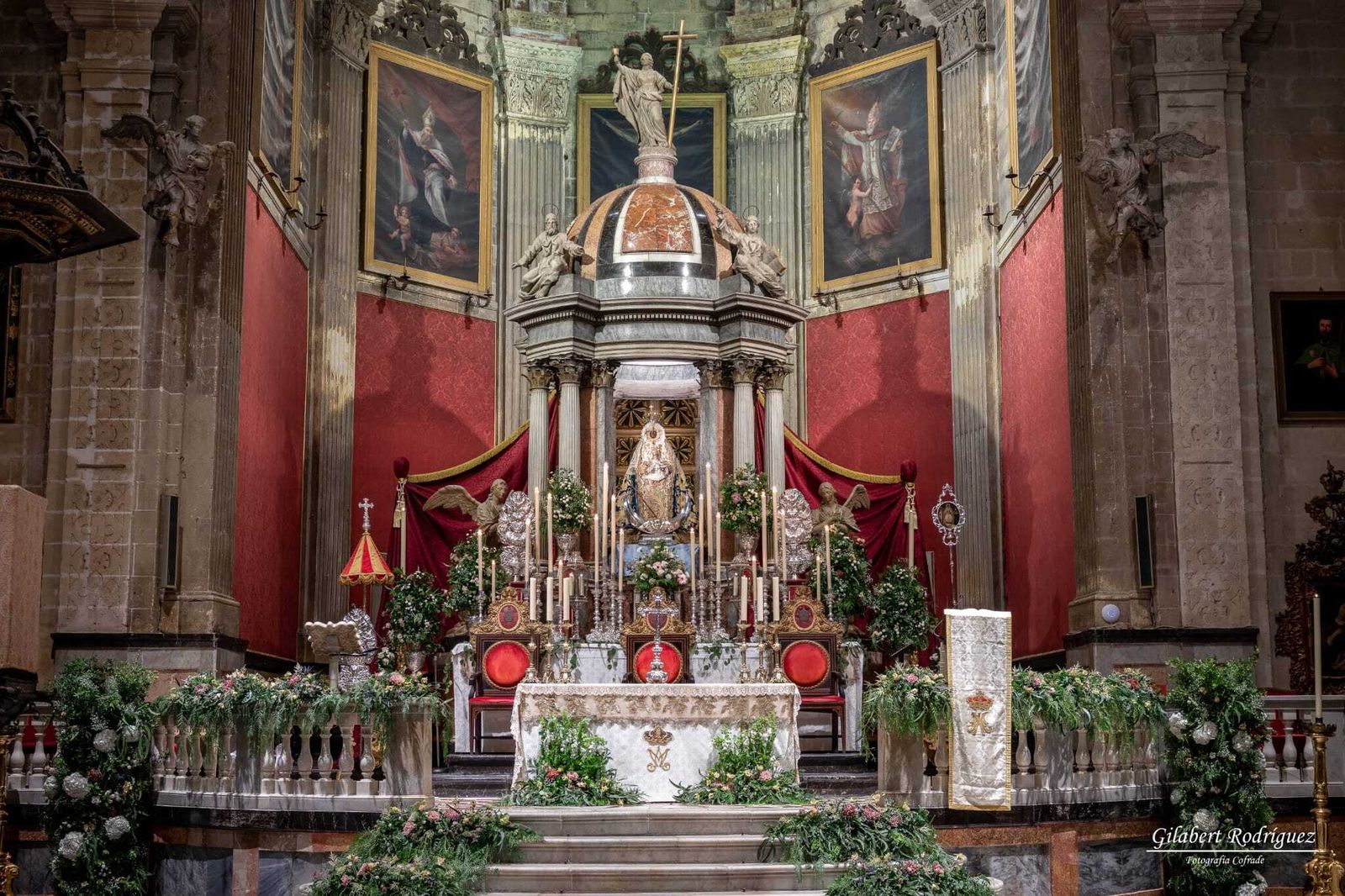 La imagen de la Patrona, con la ornamentación especial de la Basílica.