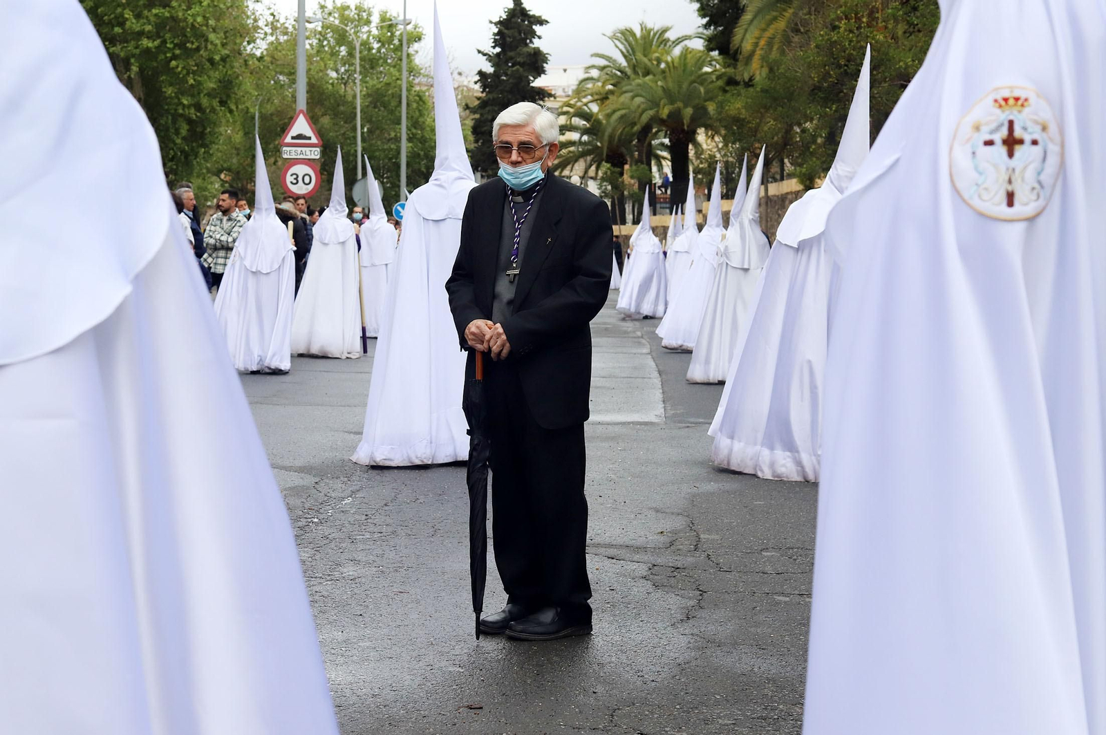 Imágenes de la procesión del Cautivo  bajo la lluvia en Huelva