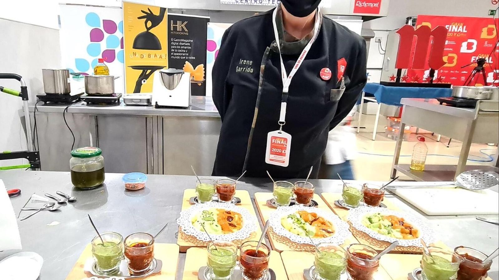 Irene Garrido con su creación de patatas bravas en la final del concurso.