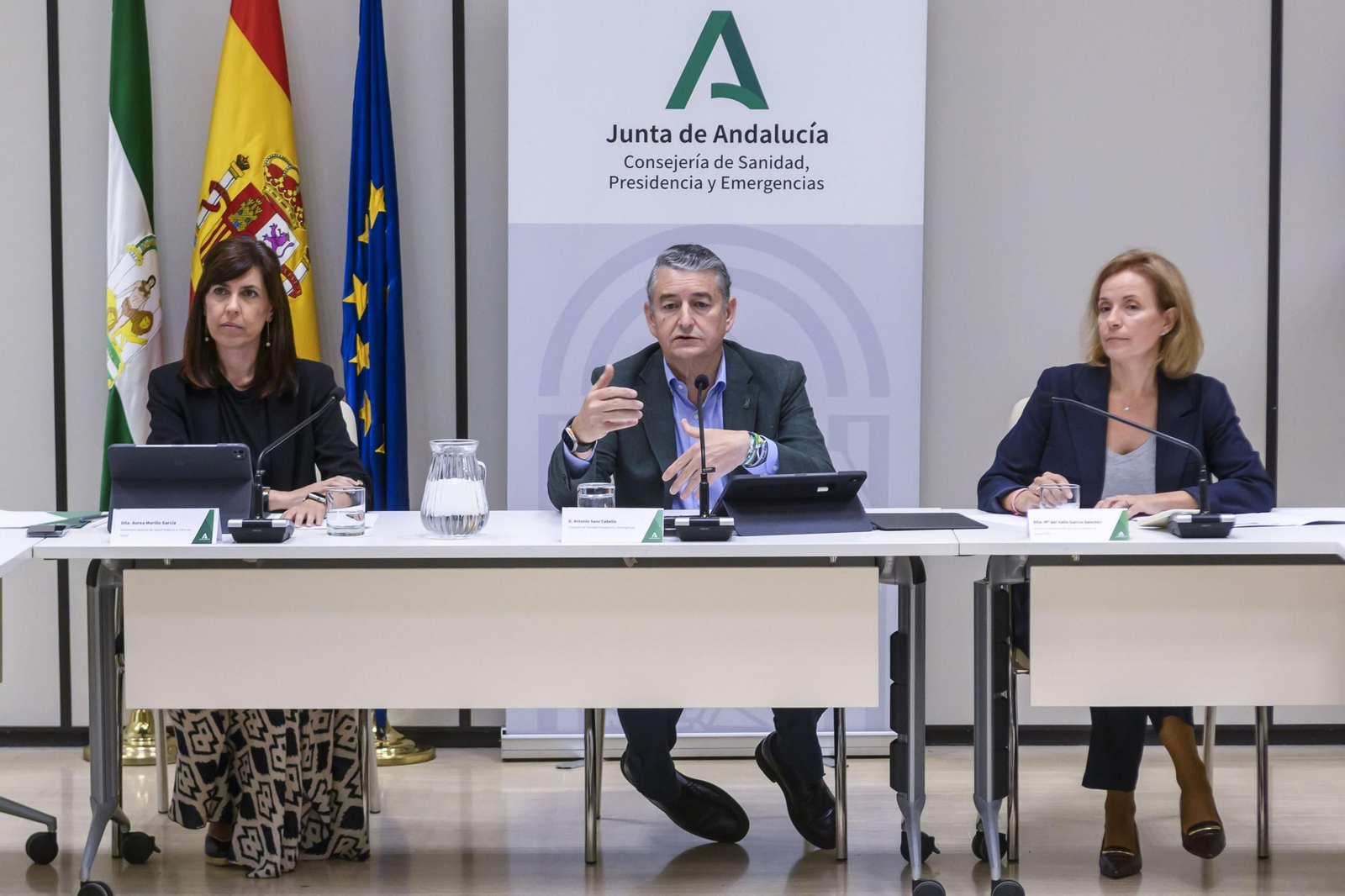 Antonio Sanz, junta a la gerente del SAS, Valle García (d), y la secretaria general de Salud Pública, Áurea Morillo (i), en la comisión de seguimiento del plan de choque del cribado del cáncer de mama.