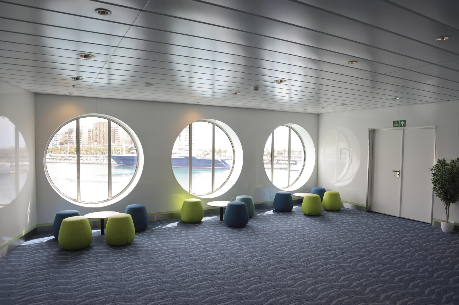 Así es el nuevo ferry ‘Rusadir’ que ha presentado Baleària en el puerto de Málaga.