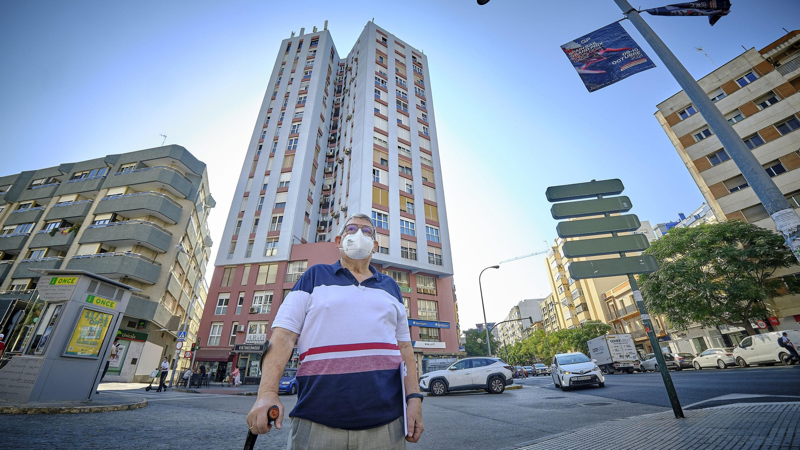 Manolo Ruiz Mantilla, ante el edificio donde estaba su charcutería.