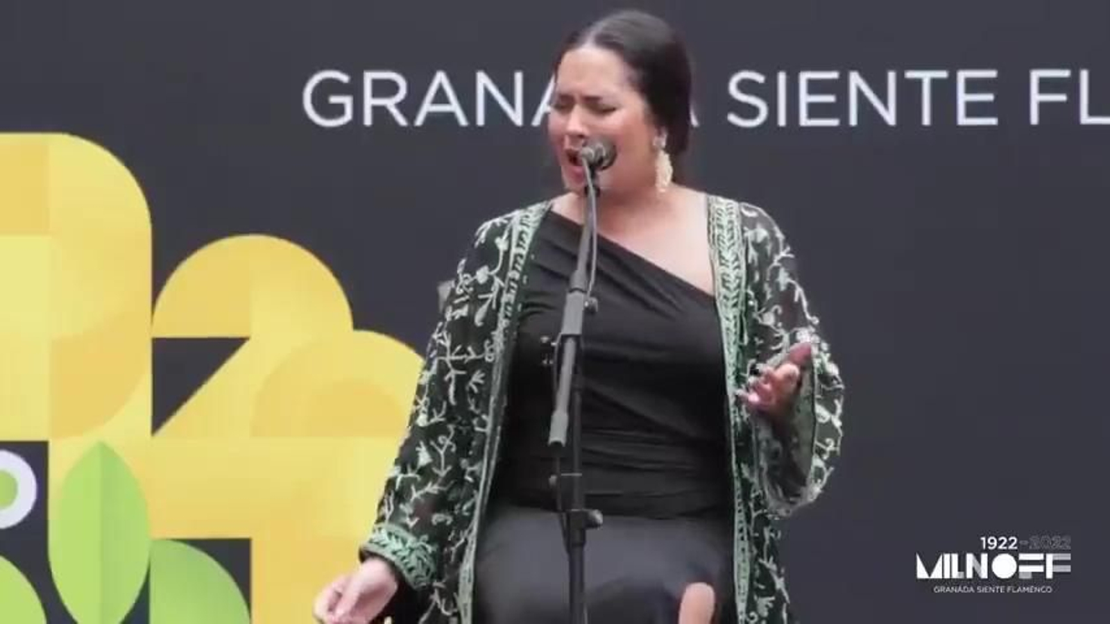 Marian Fernández cantando en el Milnoff 2022