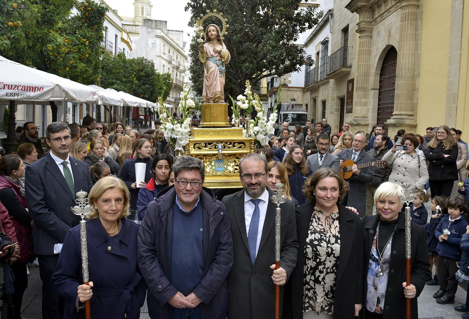 La imagen de la Niña María, a su paso por el Ayuntamiento.