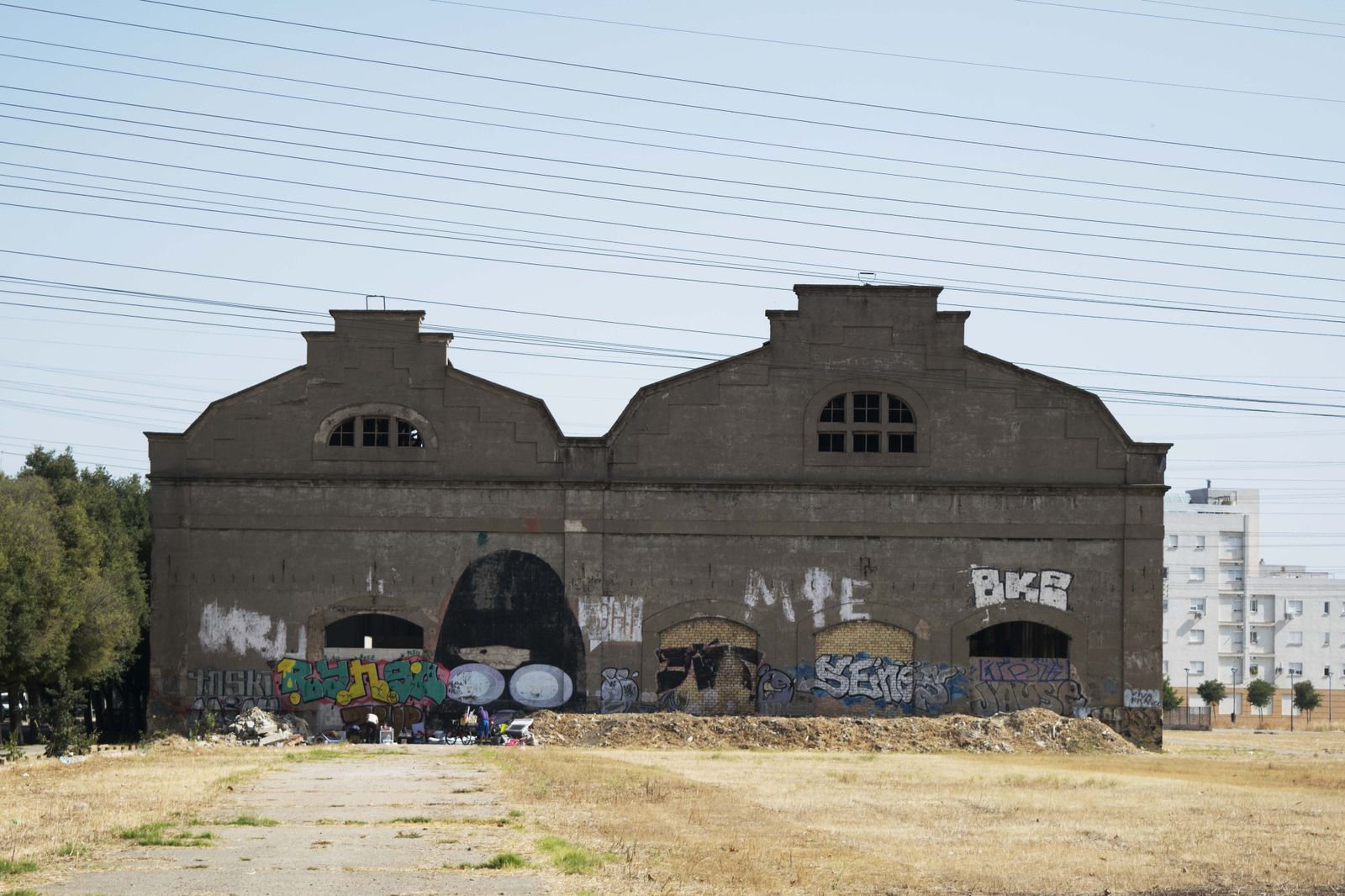 Exterior de las naves de Renfe en San Jerónimo.