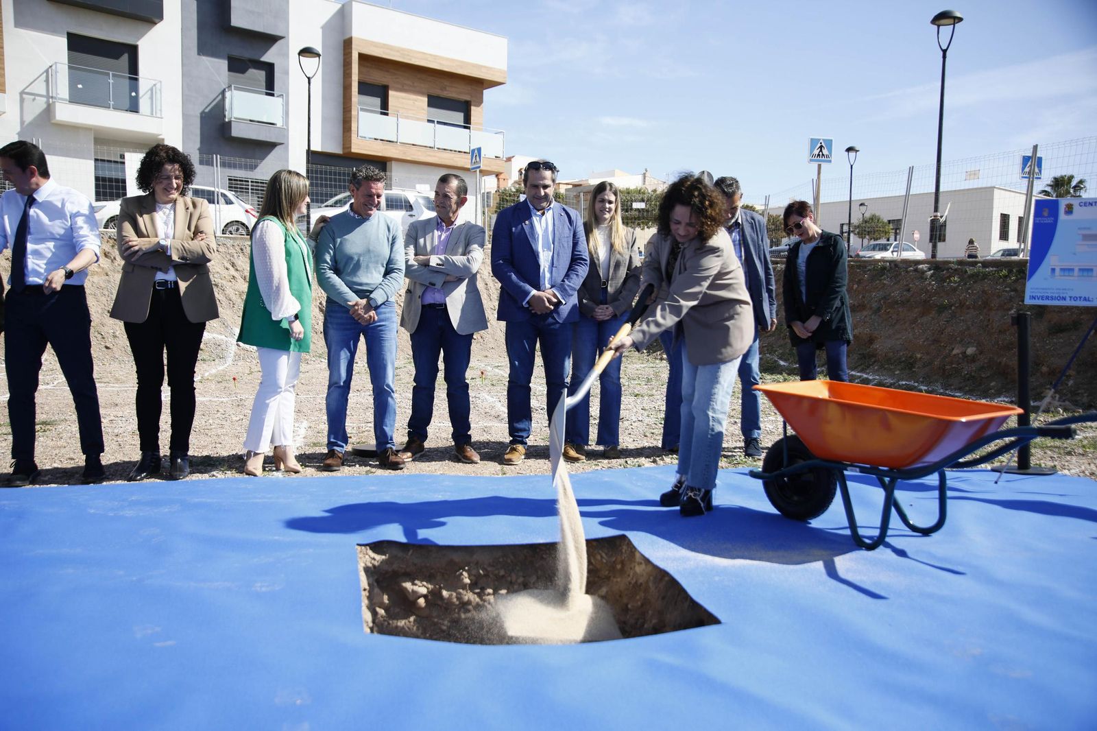 Las imágenes de la primera piedra del Centro de mayores en Balanegra