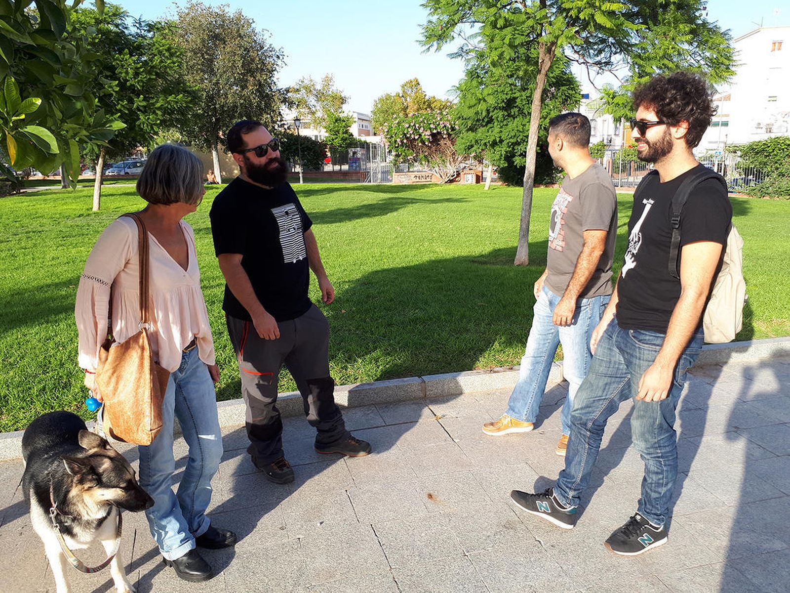 Julián Moreno conversa con vecinos en el Parque de los Perdigones.