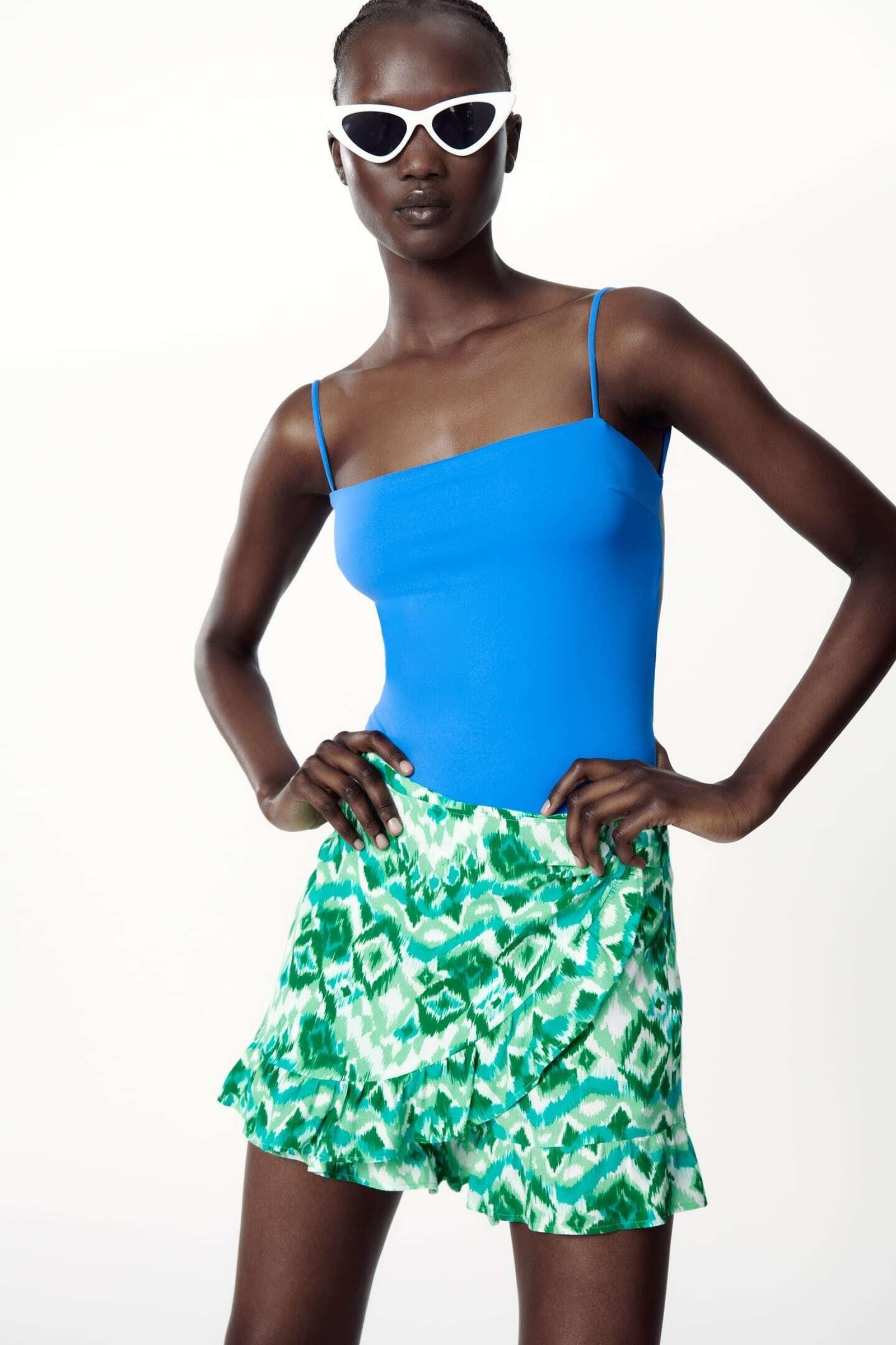 Falda pantalón con estampado étnico verde de Zara.