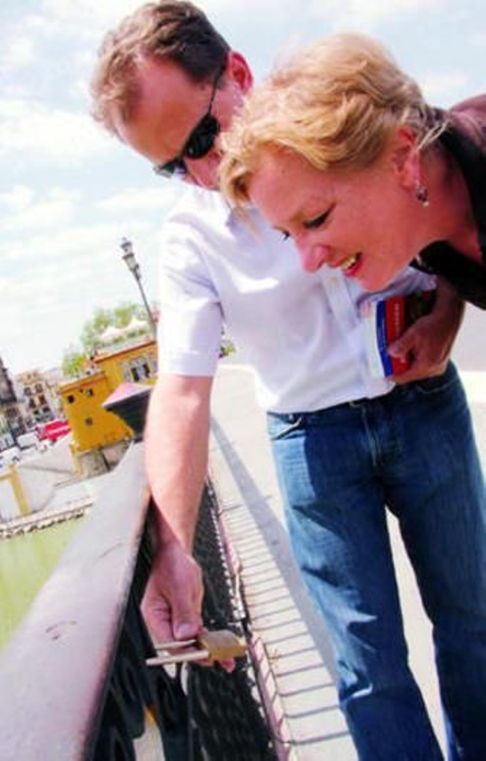 Peter y Birgit, turistas alemanes, ayer, en el puente de Triana.