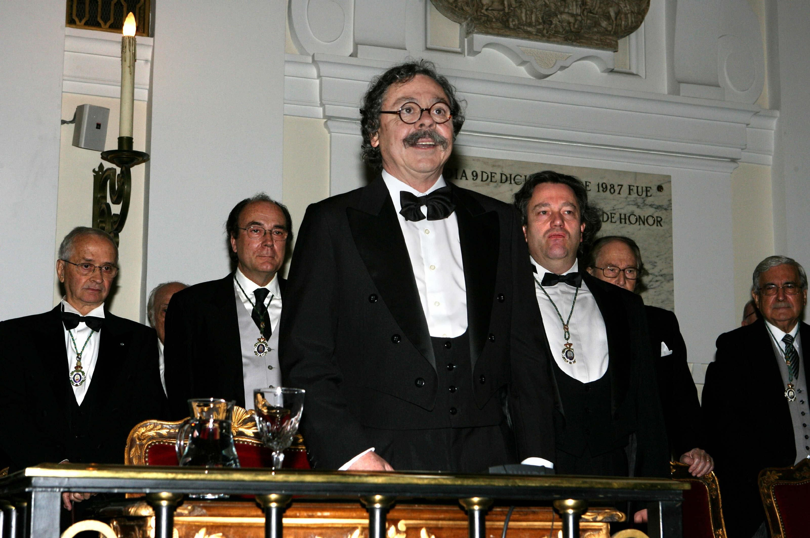 Alberto Corazón al ingresar en 2006 en la Real Academia de San Fernando arropado por Luis Feito y Francisco Calvo Serraller (a su izquierda); al fondo, a la derecha, Antonio Bonet.