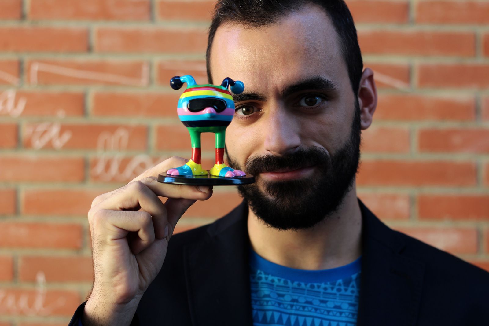 Juan Ángel Medina, con uno de los muñecos.