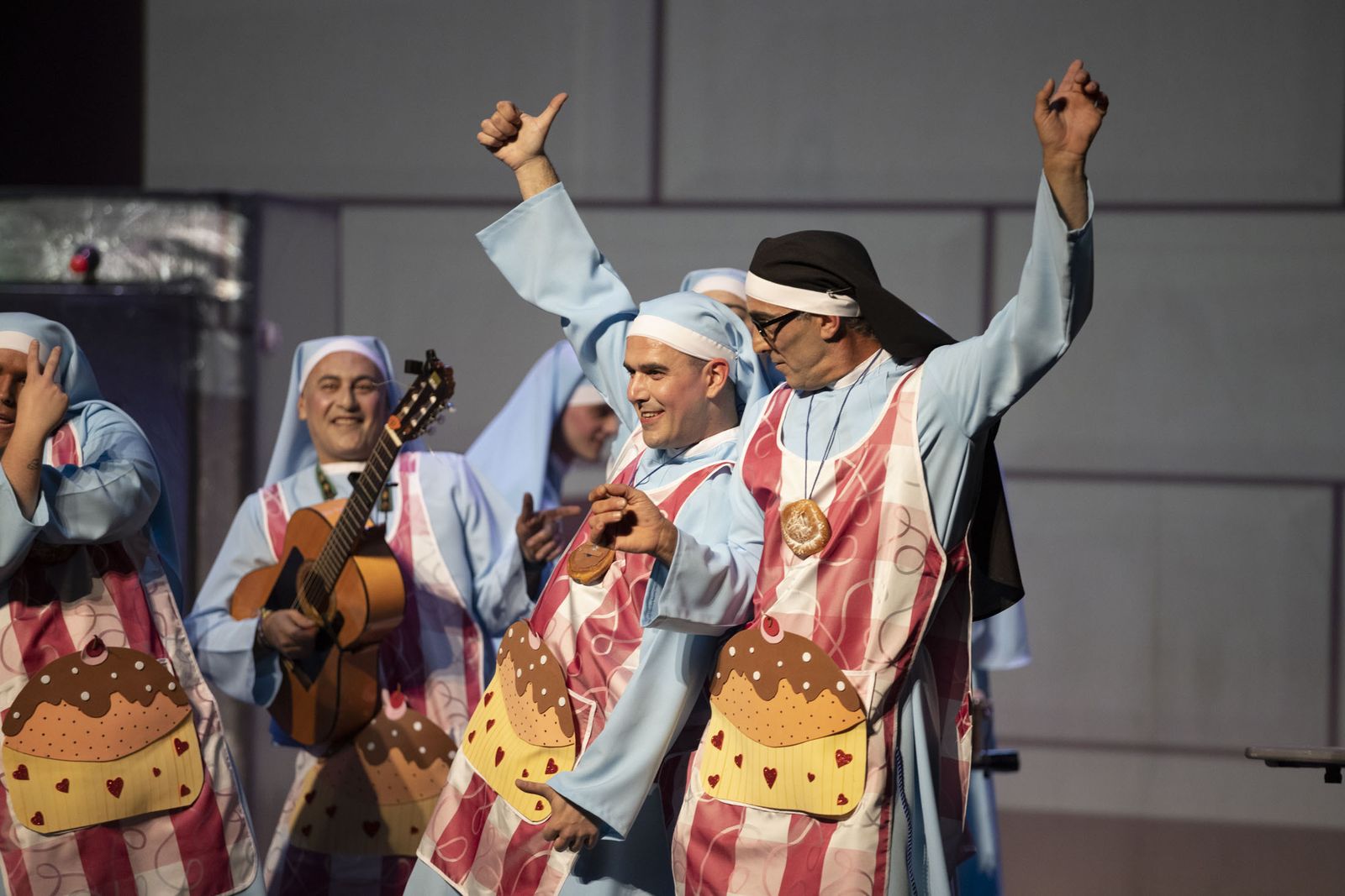Imágenes de la actuación de la murga de Isla Cristina 'Las monjas 30 años de tradición' en el Carnaval Colombino