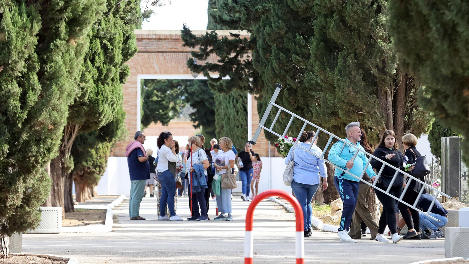 Día de Todos los Santos en el cementerio de Jerez