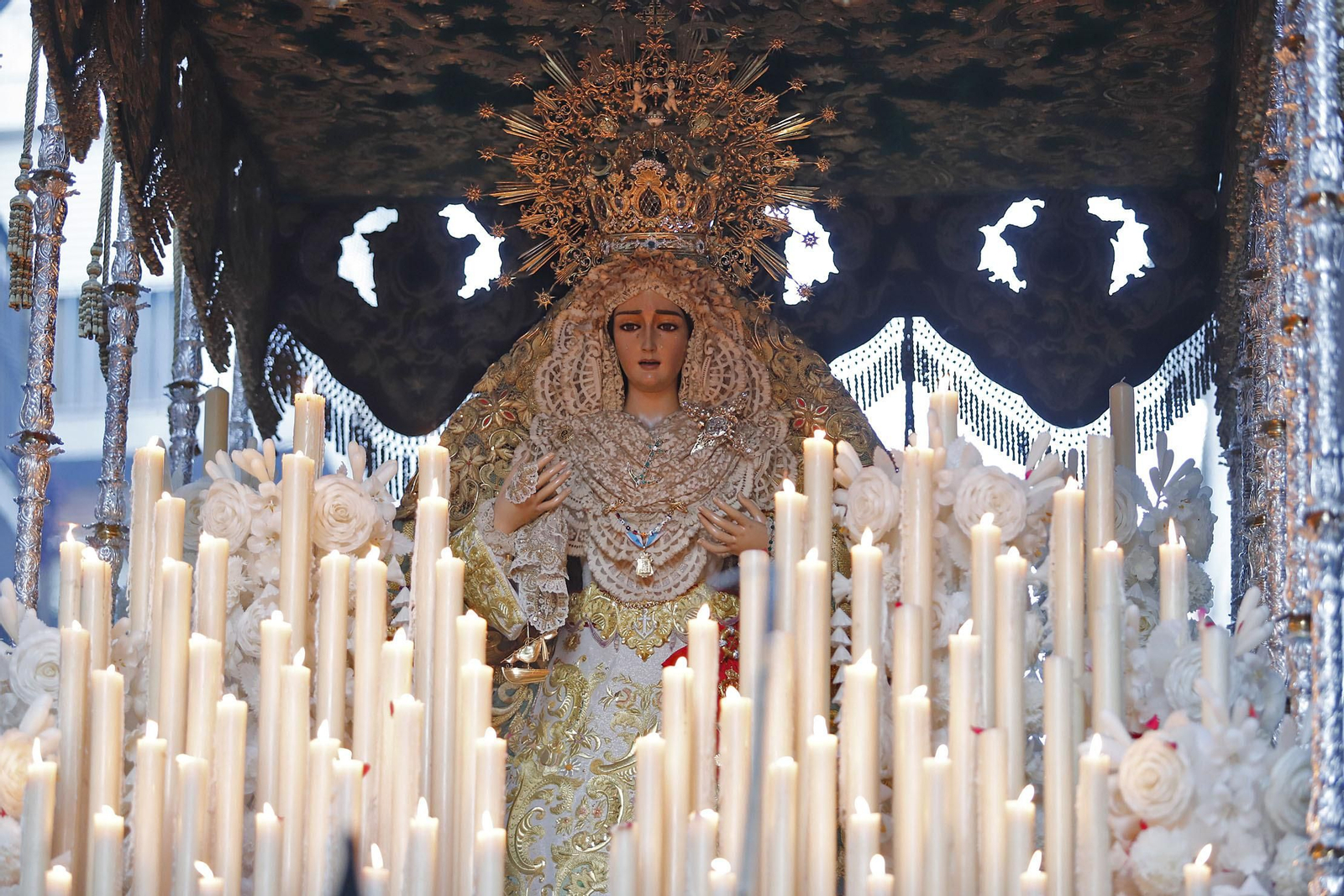Imágenes de la estación de penitencia de la Hermandad de La Esperanza de Huelva