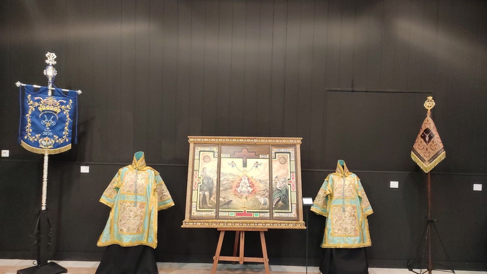 Trajes para acólitos y otros elementos que pueden verse en la muestra