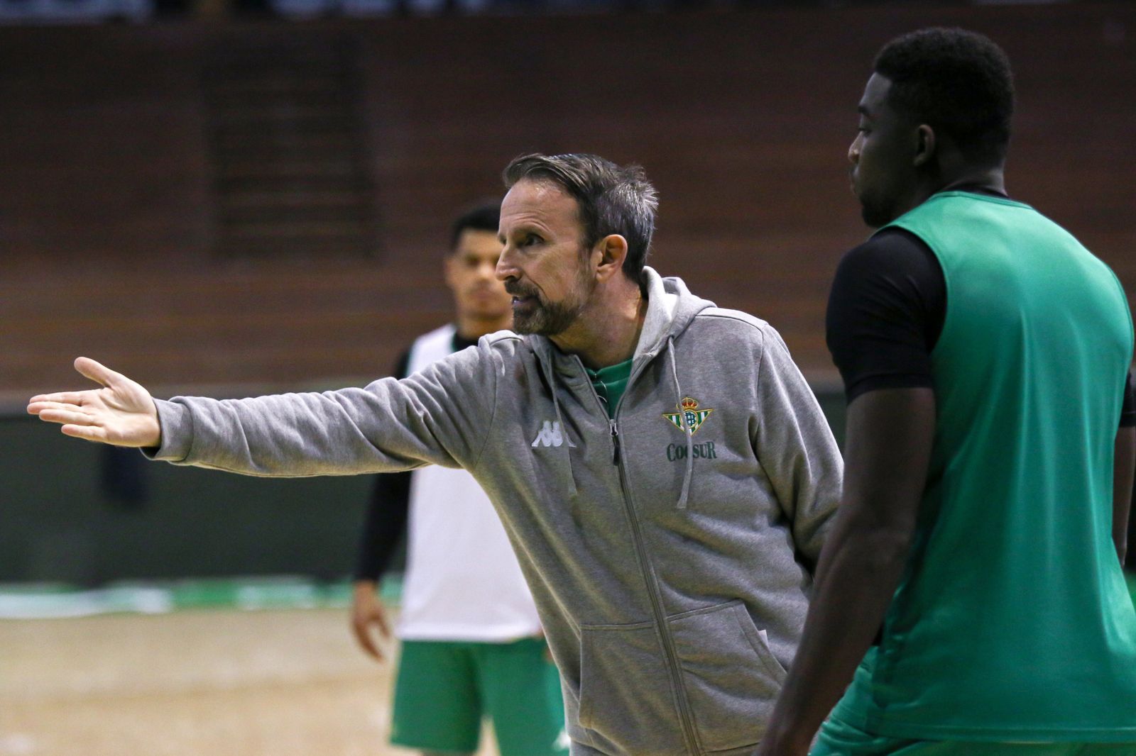 Joan Plaza da instrucciones a Ouattara en un entrenamiento.