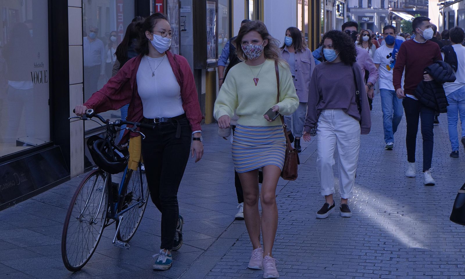 Varias personas pasean por el centro de Sevilla