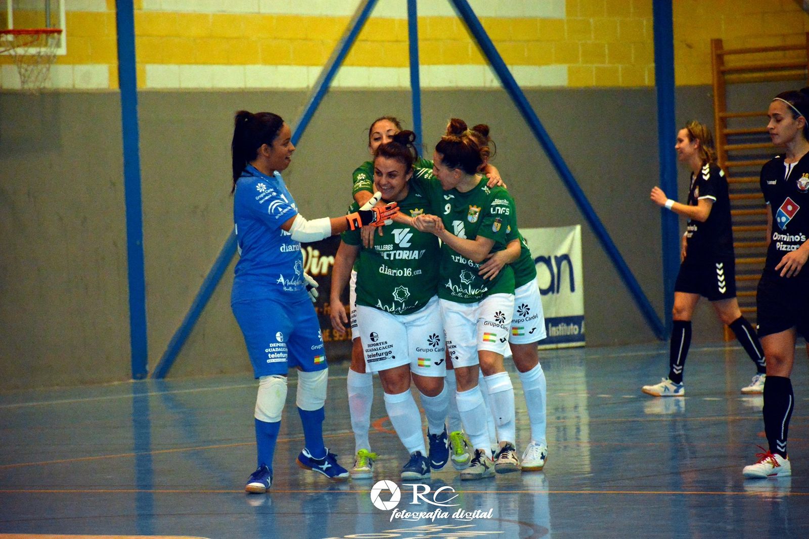 Ali, felicitada por sus compañeras tras empatar.